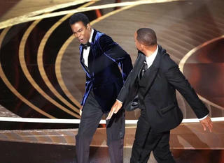 Will Smith tát Chris Rock ngay trên sân khấu Oscar 2022