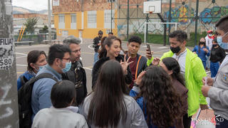 Hoa hậu Thùy Tiên học ngôn ngữ ký hiệu của người khiếm khuyết