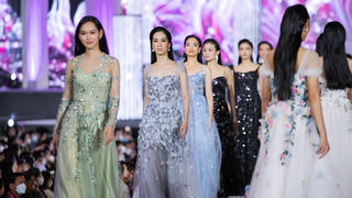 Top 64 Miss World Vietnam 2022 diễn catwalk cùng dàn Hoa, Á hậu