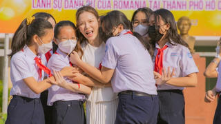 Lý Nhã Kỳ tặng 20 suất học bổng ngày quay về trường cũ