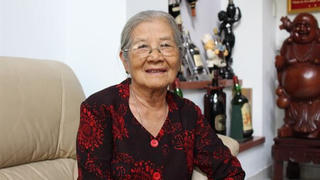 Từng bị xe cán nát tay, NSƯT Phi Điểu vẫn kiên quyết tự lái xe đi diễn ở tuổi U90