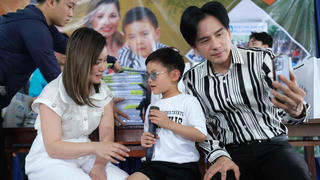 Đan Trường - Thủy Tiên đưa con trai đi làm từ thiện