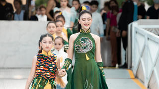 Hoa hậu Lý Kim Thảo catwalk cùng mẫu nhí trên bến Bạch Đằng