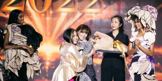 Tuyết Lê nhận giải thưởng nhà thiết kế của năm 