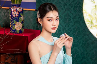 Cẩm Đan, Bé Quyên quyến rũ trong trang phục truyền thống.