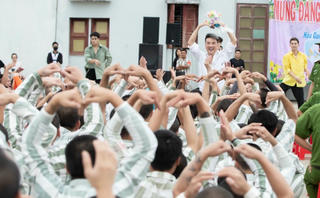 Đàm Vĩnh Hưng và các nghệ sỹ biểu diễn trong trại giam 