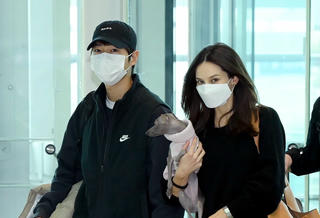 Song Joong Ki hạnh phúc xuất hiện cùng vợ tại sân bay sau thông báo kết hôn, có con