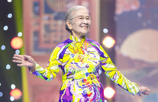 Nghệ sĩ Phi Điểu diễn thời trang, tiết lộ lý do miệt mài làm việc ở tuổi 91