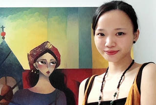 Nữ họa sĩ vẽ tranh bằng ngón tay 
