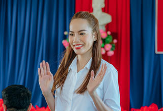 Hoa hậu Lê Hoàng Phương mang Tết hạnh phúc về quê