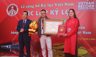 Xác lập kỷ lục 'Vẽ tranh trình diễn trên sân khấu bằng nhiều loại hình và chất liệu nhất Việt Nam'