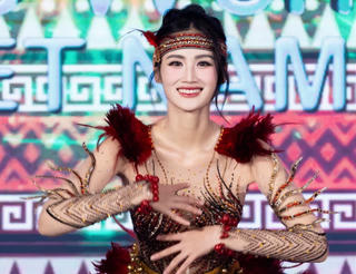 Ý Nhi giới thiệu văn hóa Tây Nguyên đến Miss World