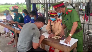 Phát hiện 8 người trốn trong thùng xe tải trốn chốt kiểm soát