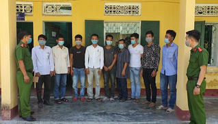 Khởi tố 10 đối tượng khai thác rừng trái phép