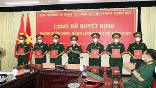Trao quyết định thăng quân hàm, nâng lương sĩ quan cấp tá năm 2021