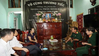 Thăm thân nhân các liệt sĩ hy sinh tại thủy điện Rào Trăng 3