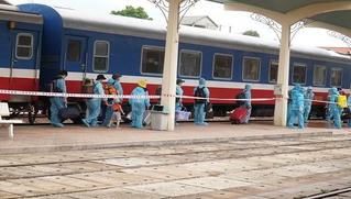 376 người dân từ TP HCM về tới Huế bằng tàu hoả