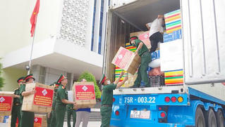 Bộ Chỉ huy Quân sự tỉnh Thừa Thiên Huế ủng hộ 24 tấn hàng hoá cho TP Hồ Chí Minh. 