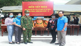 Mang tiền "tích cóp dưỡng già" mua gạo tặng khu cách ly
