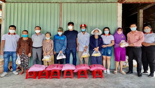 Tiếp sức, chia sẻ khó khăn ở vùng dịch