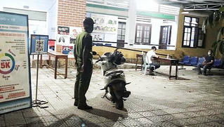 Bị cách ly y tế tại nhà nhưng vẫn 'vượt rào' đi làm thẻ ATM
