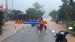 Hơn 20 nhà dân bị tốc mái, khẩn trương di chuyển công nhân ra khỏi thủy điện Rào Trăng 3