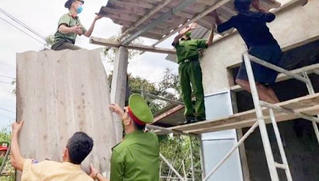Hỗ trợ khắc phục 12 nhà dân bị tốc mái do ảnh hưởng của bão số 5