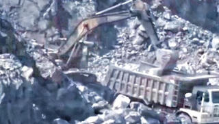 Dân vào tận 'siêu mỏ đá' ngăn cản thi công nổ mìn vì bụi bặm