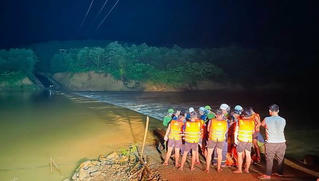 Cứu 3 người dân bị cô lập hơn 15 giờ trong đêm