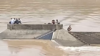 Cứu hộ thành công đoàn công tác Sở Giao thông Vận tải gặp nạn trên sông Thạch Hãn