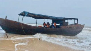 Tàu lạ số hiệu Trung Quốc trôi dạt vào vùng biển Quảng Trị