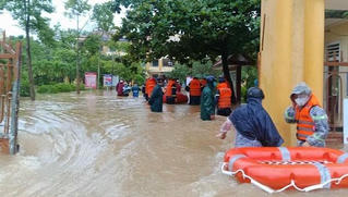 Giải cứu hàng trăm học sinh bị cô lập do mưa ngập trường 