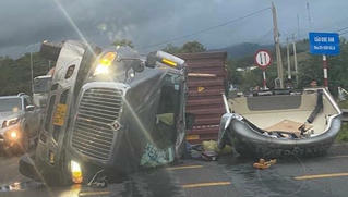 Ô tô đầu kéo tự gây tai nạn, tài xế may mắn thoát chết