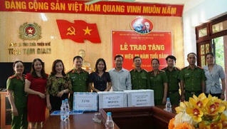 Trao tặng sách cho Trại tạm giam thuộc Công an tỉnh Thừa Thiên Huế