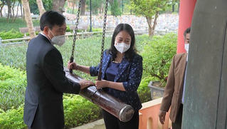 Phó Chủ tịch nước Võ Thị Ánh Xuân dâng hương tưởng niệm các Anh hùng liệt sĩ tại Quảng Trị