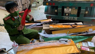 Phát hiện xe đầu kéo chở lượng lớn hàng lậu là dao kiếm, thuốc lá điện tử