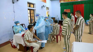Thừa Thiên Huế: Tiêm vaccine phòng COVID-19 cho hàng trăm can, phạm nhân