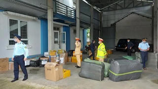 Bắt xe khách giường nằm chở mỹ phẩm, áo quần trị giá tiền tỷ không hóa đơn chứng từ