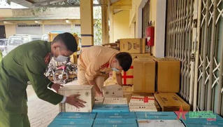 Quảng Trị: giữ xe ô tô vận chuyển lô hàng lậu trị giá hơn 800 triệu đồng