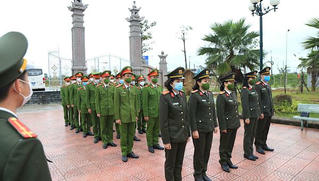 Dâng hương tưởng niệm các anh hùng liệt sĩ tại di tích Cồn Rang