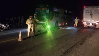 Xe khách va chạm xe máy khiến 2 người tử vong