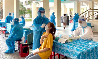 Thừa Thiên Huế test nhanh kháng nguyên C0VID-19 cho 1.500 sinh viên trước khi nhập học
