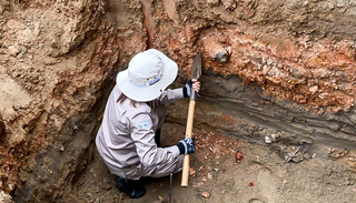 Bất ngờ phát hiện đạn pháo sáng khi thi công nhà