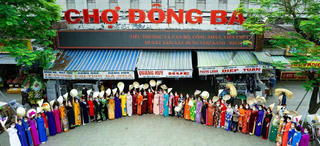 Chị em tiểu thương chợ Đông Ba niềm nở đón khách trong tà áo dài truyền thống