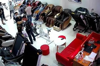 Một nhóm thanh niên hành hung chủ cửa hàng đến mức nhập viện