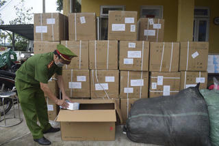 Huế: Thu giữ 50.000 Kit test COVID-19 không rõ nguồn gốc
