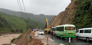 Nhiều tuyến giao thông ở Quảng Trị sạt lở, ách tắc do mưa lớn