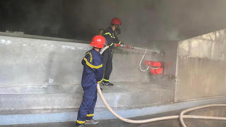 Hỗ trợ khống chế vụ hoả hoạn tại nhà máy cao su ở Lào