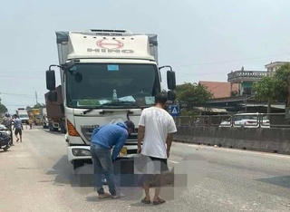 Xe tải đâm vào xe máy, 2 người trong một gia đình tử vong