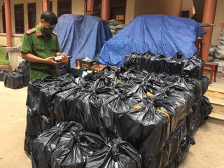 Bắt giữ 2 xe ô tô vận chuyển gần 1800 chai rượu lậu 